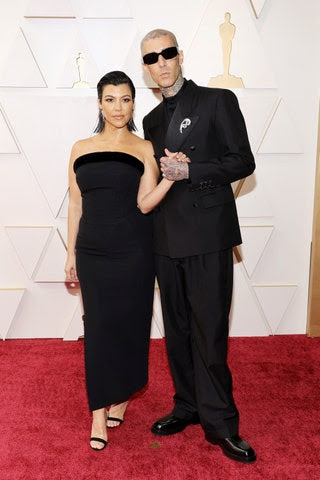 Kourtney Kardashian y Travis Barker en los Oscars 2022