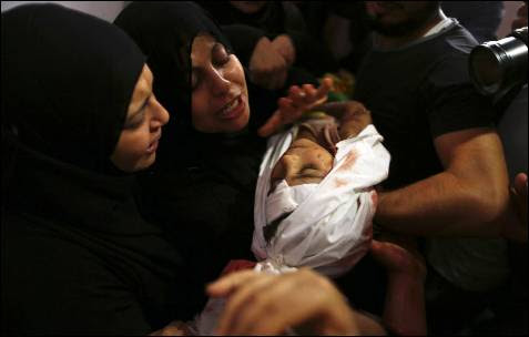 La madre de un niño palestino de cuatro años de edad, Qassim Elwan, muerto por el disparo de un tanque israelí junto con su hermano el viernes, está de luto durante su funeral en la ciudad de Gaza.