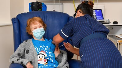 مارغريت كينان (90 عاماً) أول بريطانية تخضع للقاح كورونا (أرشيف)