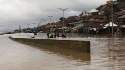 El agua de las inundaciones atraviesa la orilla de un río y se desborda en un asentamiento en Lokoja, Nigeria, el 13 de octubre de 2022.