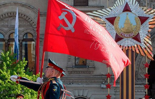 La bandera de la Victoria Soviética (en ruso: Знамя Победы) es la bandera que los soldados del Ejército Rojo alzaron en el edificio del Reichstag de Berlín el 1 de mayo de 1945.
