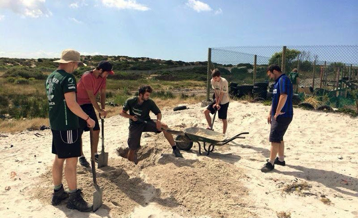 Un groupe de volontaires Projects Abroad creusent pour construire un nouveau centre communautaire au Cap, en Afrique du Sud