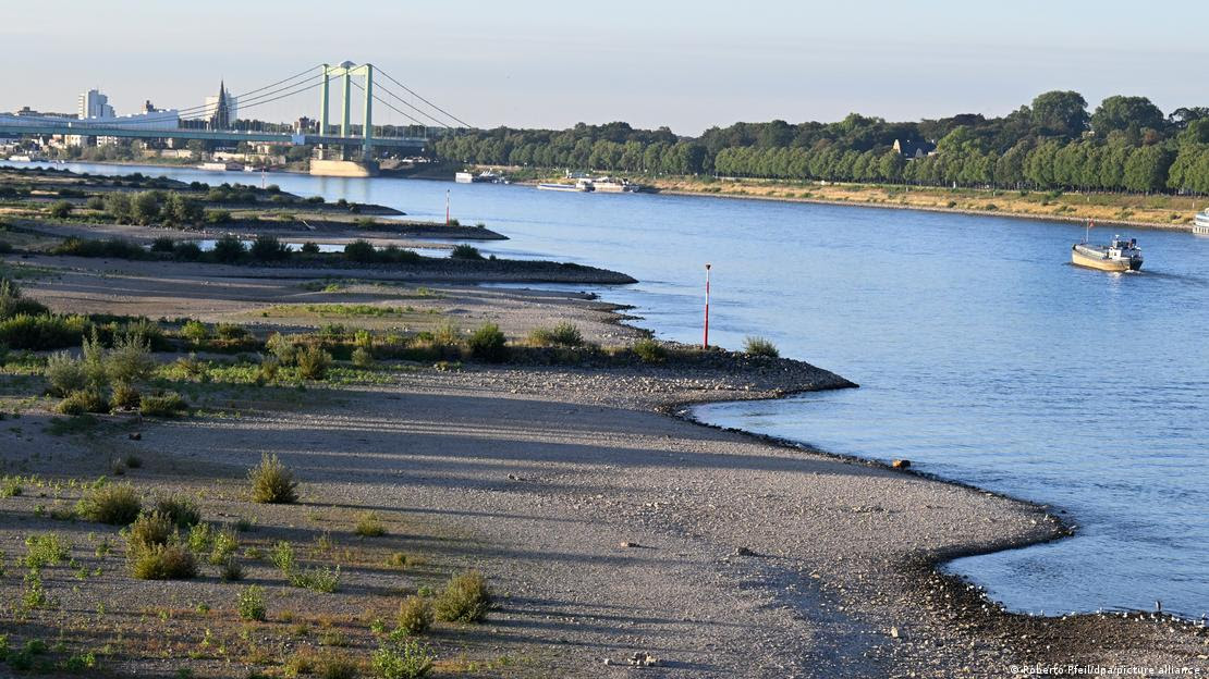 Margens secas do rio Reno, perto de Colônia