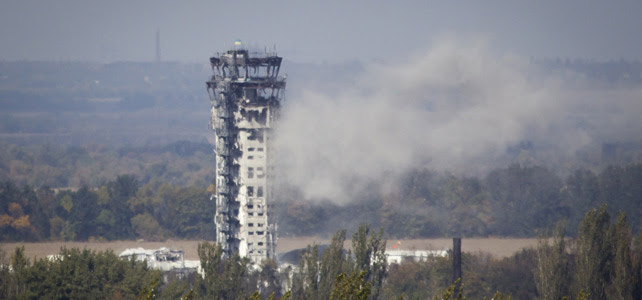La bandera ucraniana ondea sobre la torre de control del aeropuerto de Donestk, dañada por los combates.