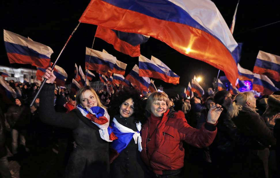 Celebración en Lenin Square, en Simferopol, después del referéndum. EFE