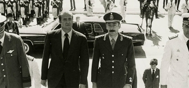 El rey Juan Carlos junto al dictador argentino Jorge Rafael Videla.