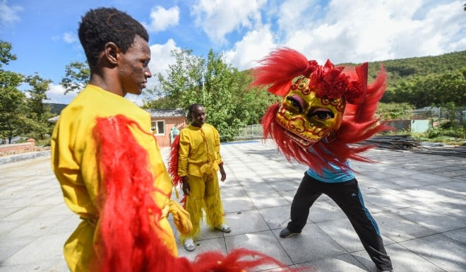 Zimbabwe and Nigerian trainees learn lion dance in the Chinese city of Dalian as part of a China-Africa cultural exchange event in 2016.