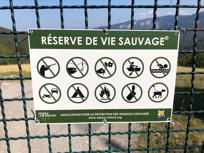 Irrigation 3 000 manifestants contre les réserves d’eau F9b4922_408477565-barriere