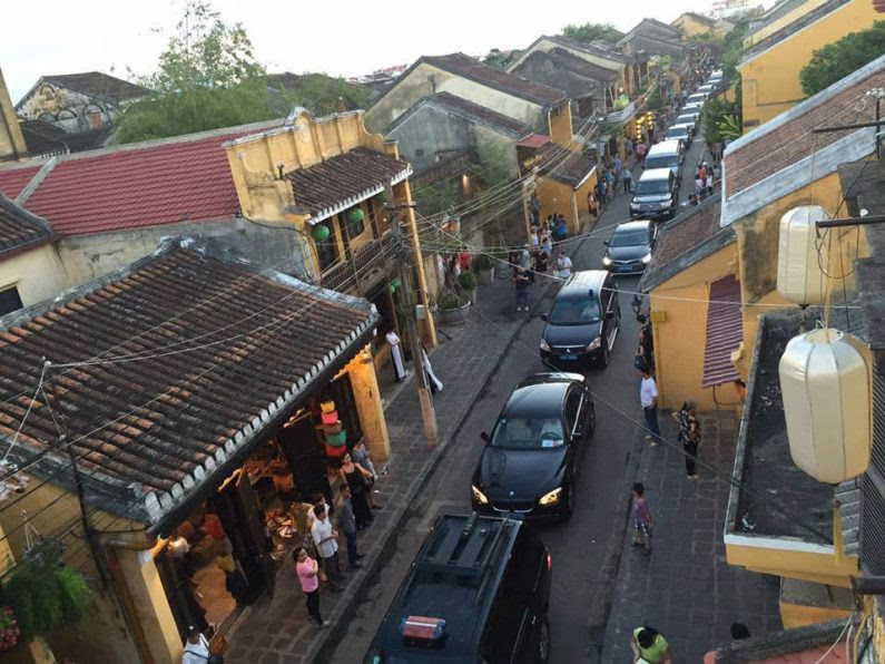 Giàn xe hộ tống thủ tướng Nguyễn Xuân Phúc chạy trong phố cổ Hội An. Ảnh: internet