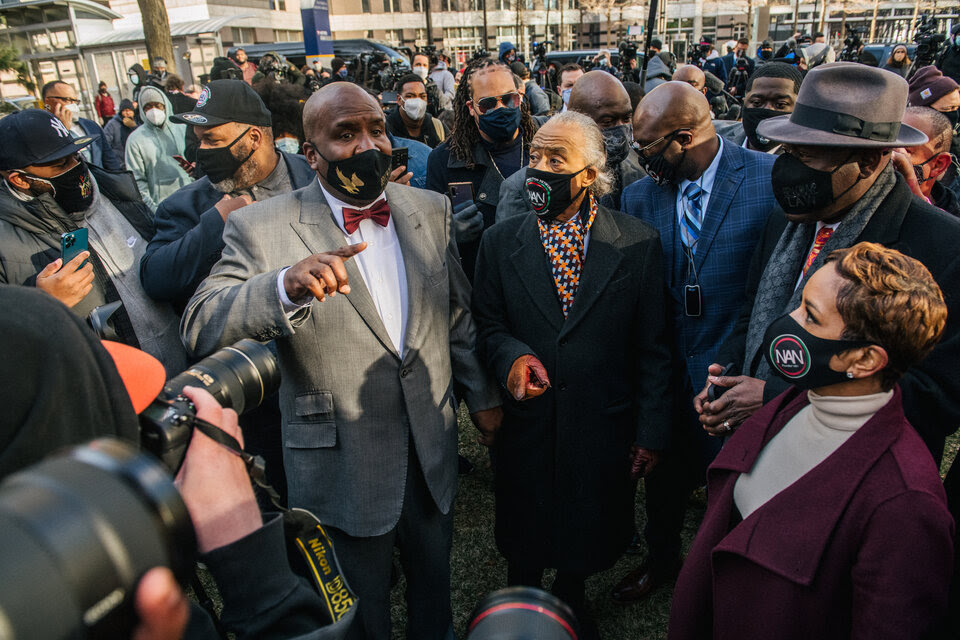 El reverendo Al Sharpton junto Ben Crump, abogado de la familia Floyd.
