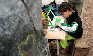 Una niña estudiando con una computadora portátil proporcionada por la Fundación OLPC (una computadora portátil por niño). Montevideo, Uruguay