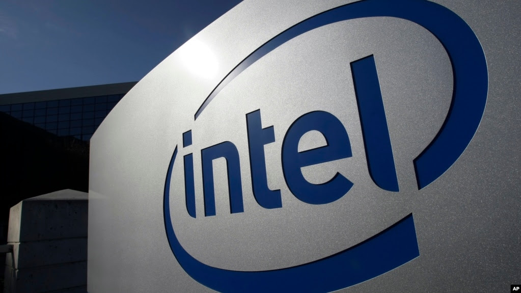 Logo của Intel tại trụ sở chính của hãng ở Santa Clara, bang California.