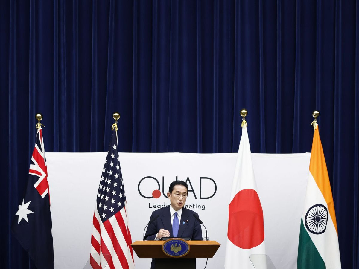 Foto: El primer ministro japonés, Fumio Kishida, durante una rueda de prensa en la reunión del Quad. (EFE/Kiyoshi Ota)