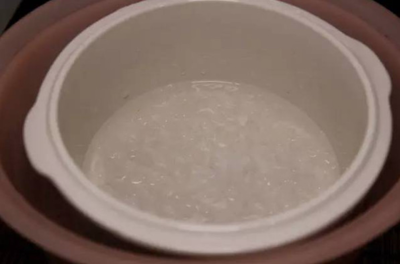 燕の巣を蒸し器で蒸す