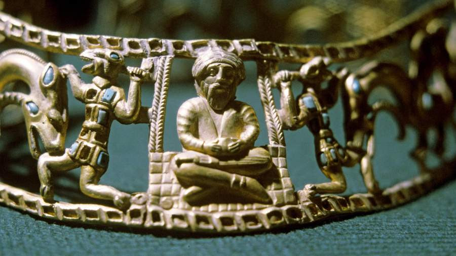 Золотая гривна тонкой чеканной работы, найденная археологами в сарматском захоронении