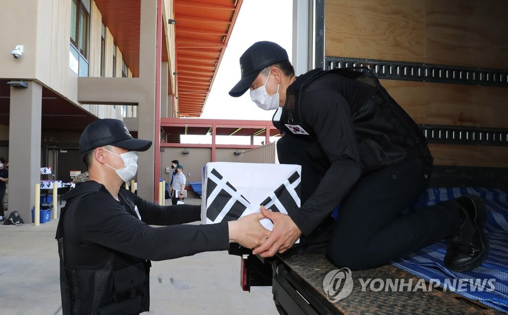 차량으로 옮겨지는 한국군 유해