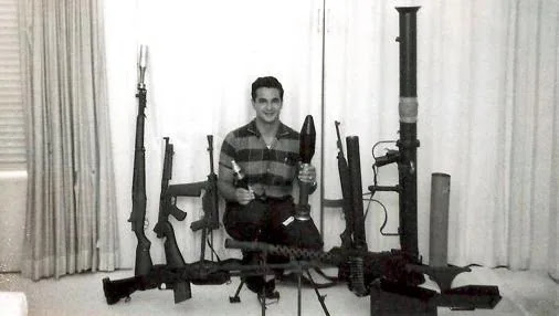 Félix Ismael Rodríguez, en su casa de Miami con armas de entrenamiento