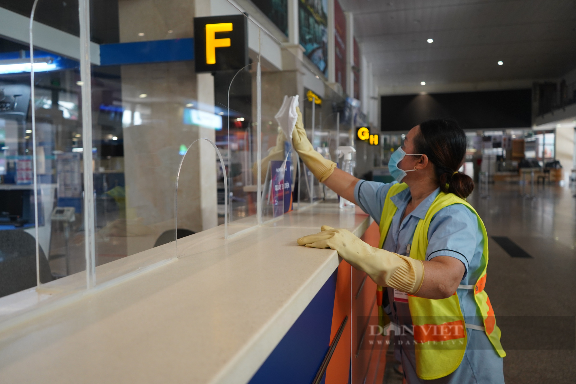 Cảng Hàng không quốc tế Tân Sơn Nhất chính thức mở cửa lại đường bay thương mại  - Ảnh 1.