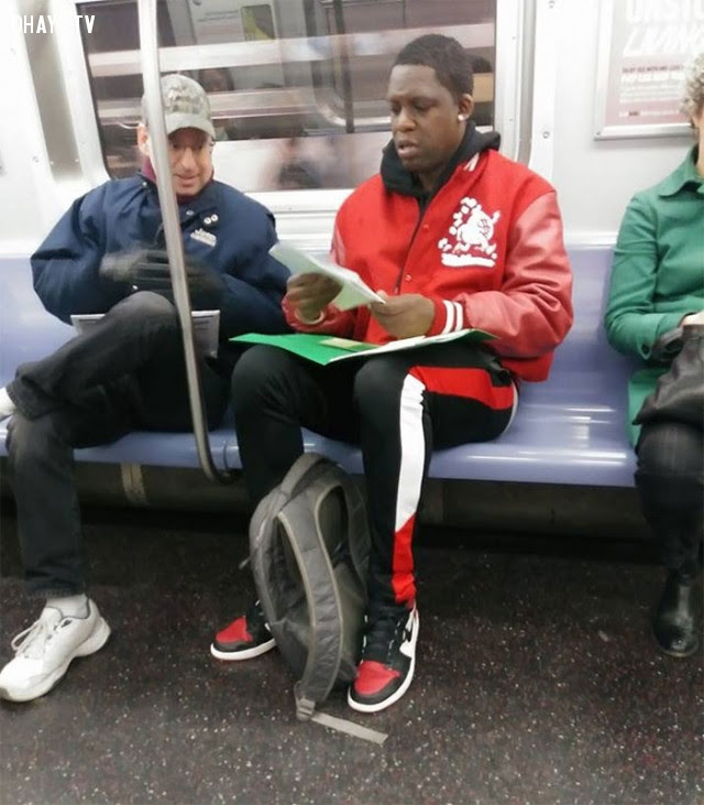 Người đàn ông mặc áo đỏ loay hoay với bài tập Toán của con trai và nhận được trợ giúp từ một người lạ trên tàu điện ngầm.,Hoa Kỳ,nước mỹ,lòng nhân ái