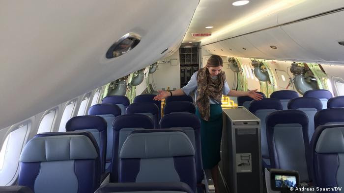 Mujer en una cabina de pasajeros de un MC-21