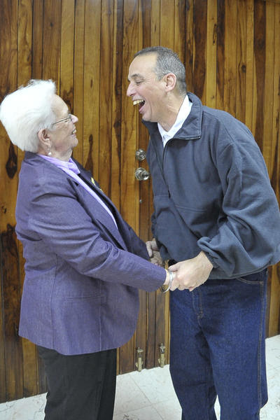 Nuestro héroe Antonio Guerrero (D), con su madre Mirta, a su arrivo a la patría, en La Habana, el 17 de diciembre de 2014. AIN FOTO/ Estudios Revolución/