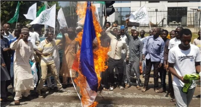 Shi?ites set French flag ablaze in Abuja over President Macron?s ?controversial? comment