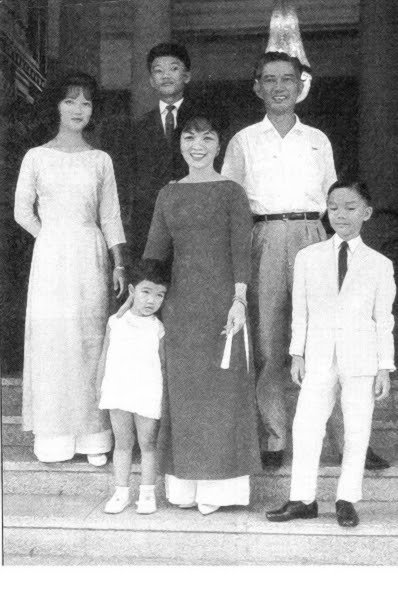 Gia đình ô.b. Ngô Đình Nhu (Từ trái): Lệ Thủy, Trác, Lệ Quyên, Bà Nhu, Ông Nhu, Quỳnh (c.1961). Nguồn: Madame Ngo Dinh Nhu Facebook