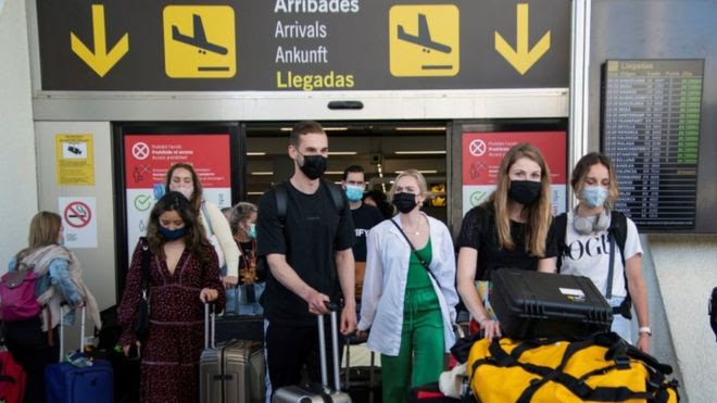 Turistas chegando a aeroporto na Espanha