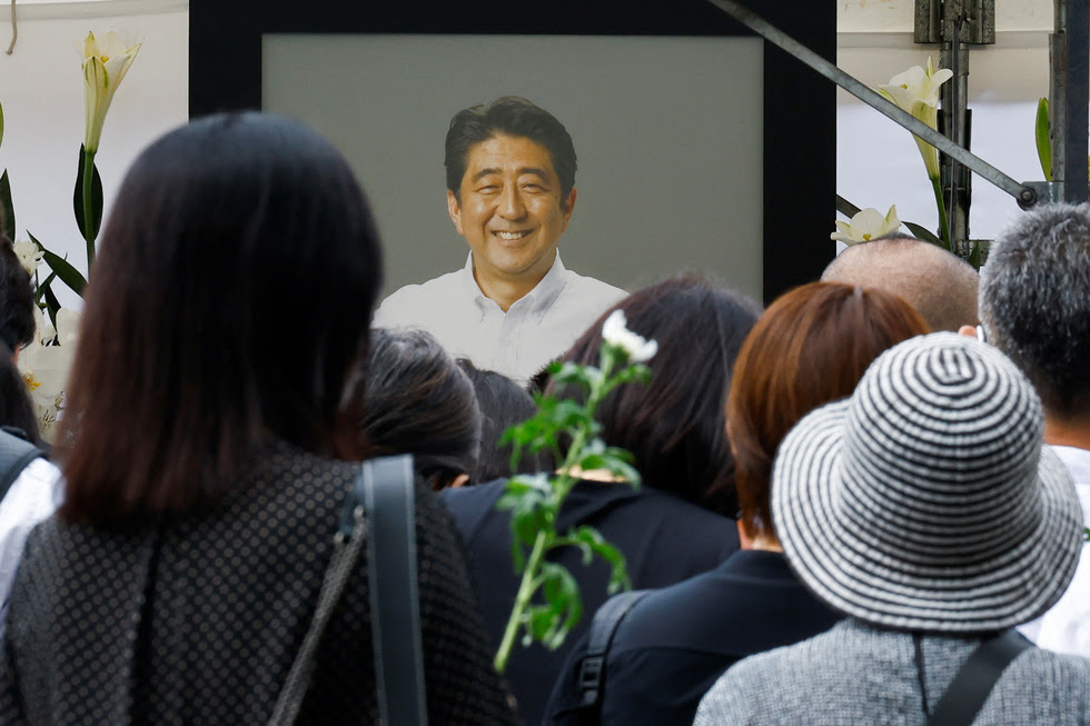 Tang lễ cố thủ tướng Abe ở Nhật: Người dân xếp hàng dài dâng hoa, tiếc thương - Ảnh 2.