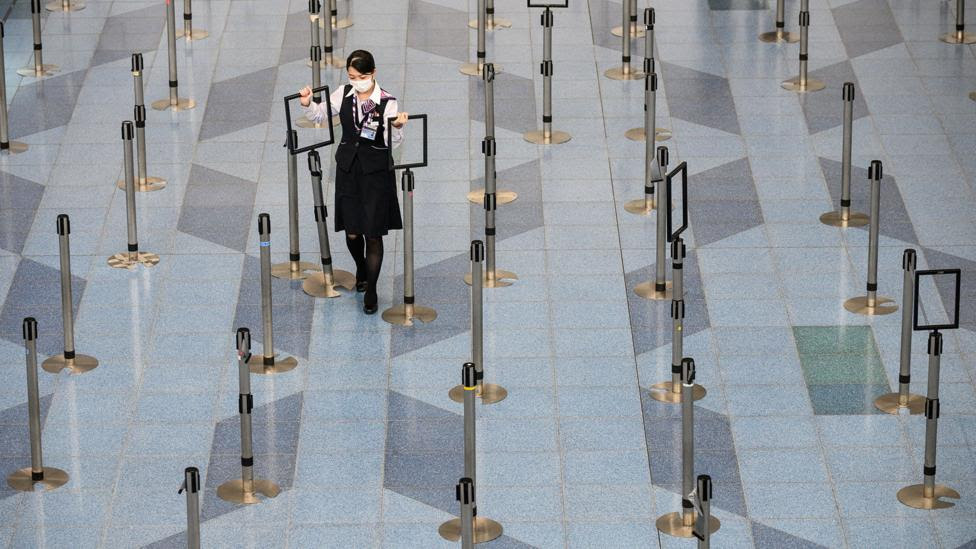 El aeropuerto Haneda de Tokio en marzo cuando el coronavirus se extendió por todo el mundo.  Aunque mucho más vacío, el distanciamiento social está en pleno efecto en los aeropuertos (Crédito: Getty Images)