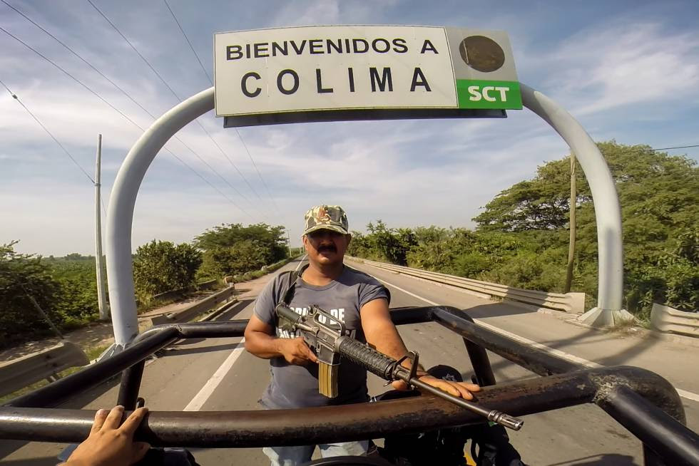 Un grupo de autodefensas saliendo de la capital de Colima