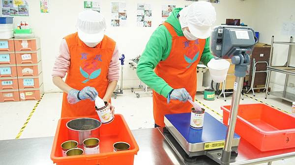 學員包裝穀粉-03.jpg 學員包裝穀粉-03.jpg
