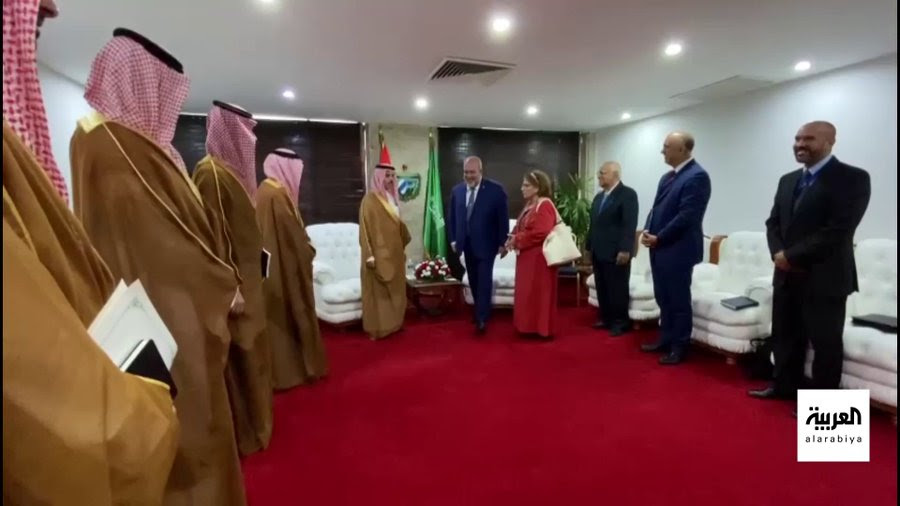 شاهد رئيس وزراء كوبا يكسر البروتوكول ويدعو وزير الخارجية السعودي للجلوس بجوار علم بلاده