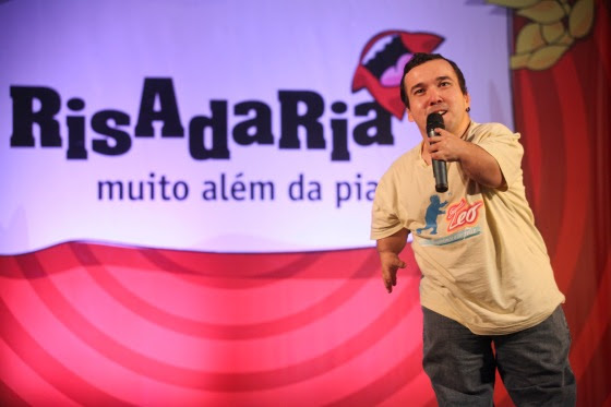 Contando piadas de anão, Gigante Léo conquistou o segundo lugar no concurso Risadaria e ganhou projeção nacional