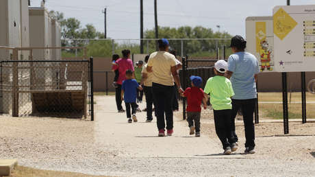 EE.UU.: Jueza ordena liberar a los niños migrantes de los centros de detención familiar