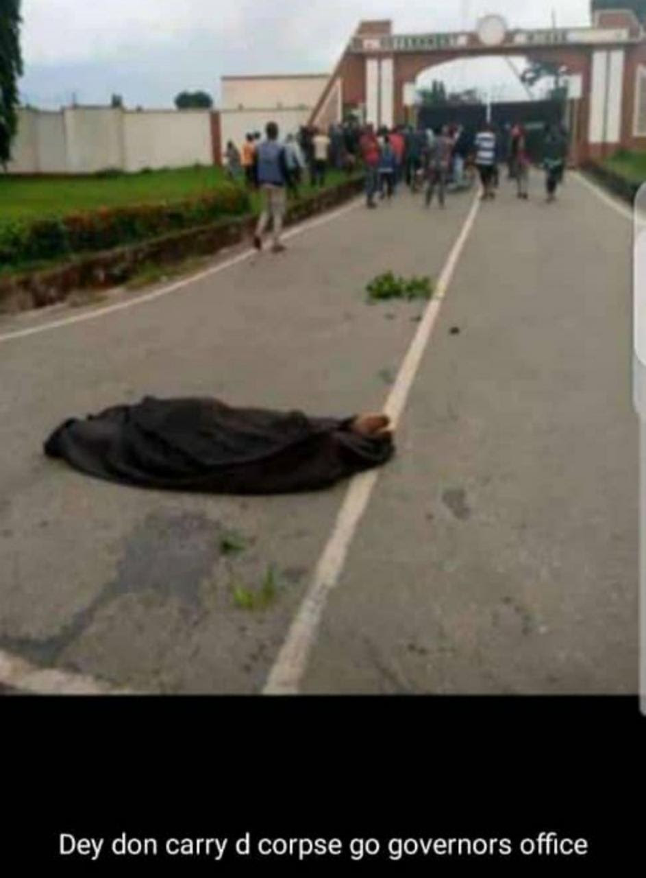 Protest in Osogbo as SARS officers allegedly chase three suspected internet fraudsters to their death (photos)