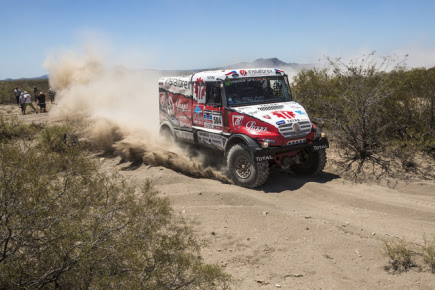 Aleš Loprais se speciálem nazvaným Královna 69 na trati druhé etapy dakarské rallye, která vedla 6. ledna ze San Luis do San Rafael v Argentině. Loprais měl na trati druhé etapy hned několik problémů a nakonec dojel čtrnáctý s odstupem 45 minut a devět sekund. V průběžném pořadí klesl na sedmé místo.