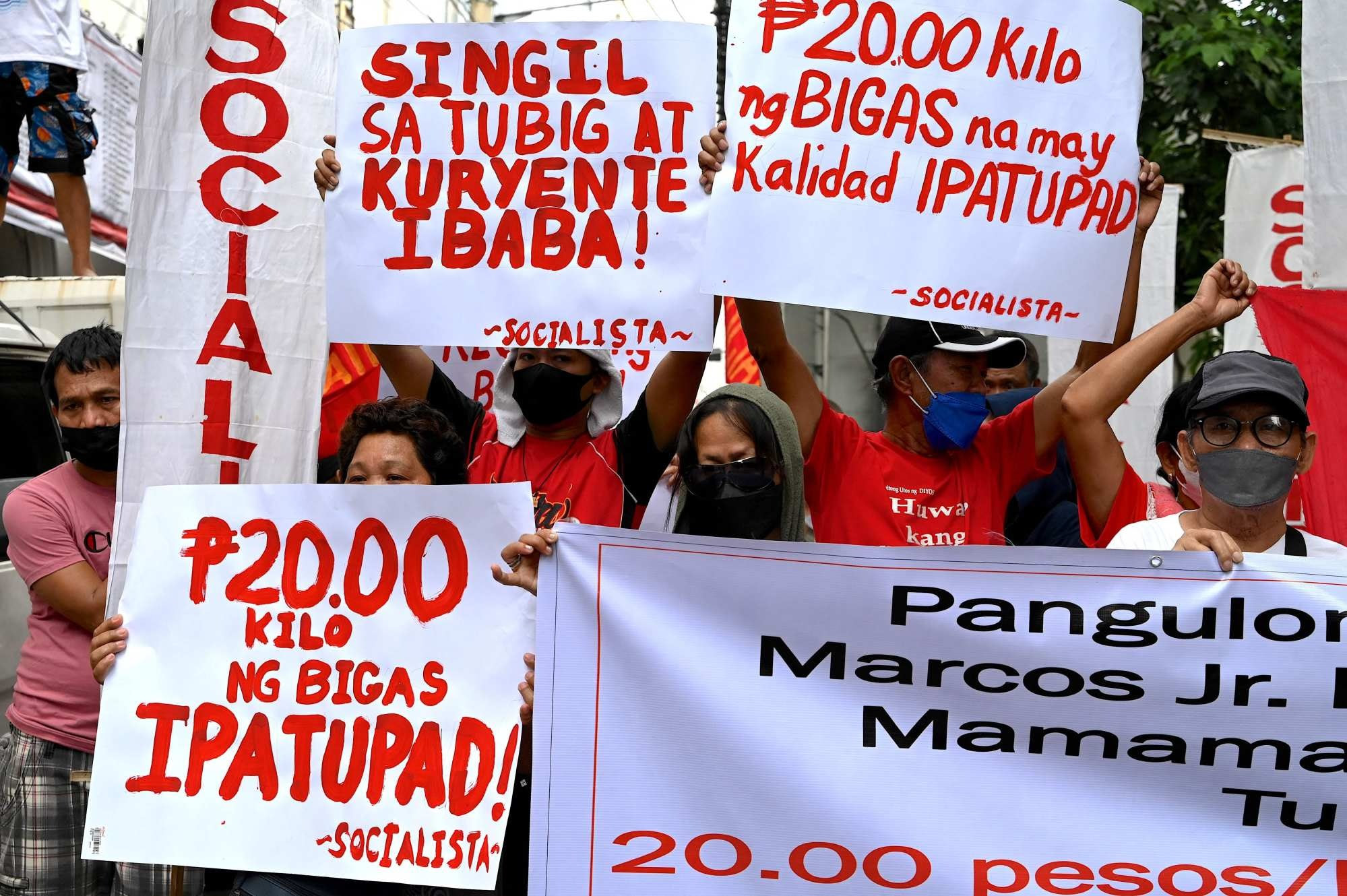 Biểu tình kêu gọi Tổng thống Philippines Ferdinand Marcos Jnr hạ giá gạo ở Manila. Ảnh: AFP