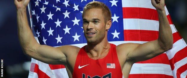 Nick Symmonds celebrates his silver medal at Moscow 2013