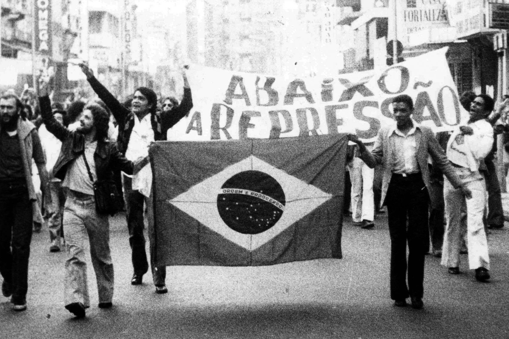 Atualmente, cerca de 40 processos criminais tentam responsabilizar agentes públicos por esses crimes, movidos no âmbito do Ministério Público Federal; na foto, manifestação de estudantes em 1977