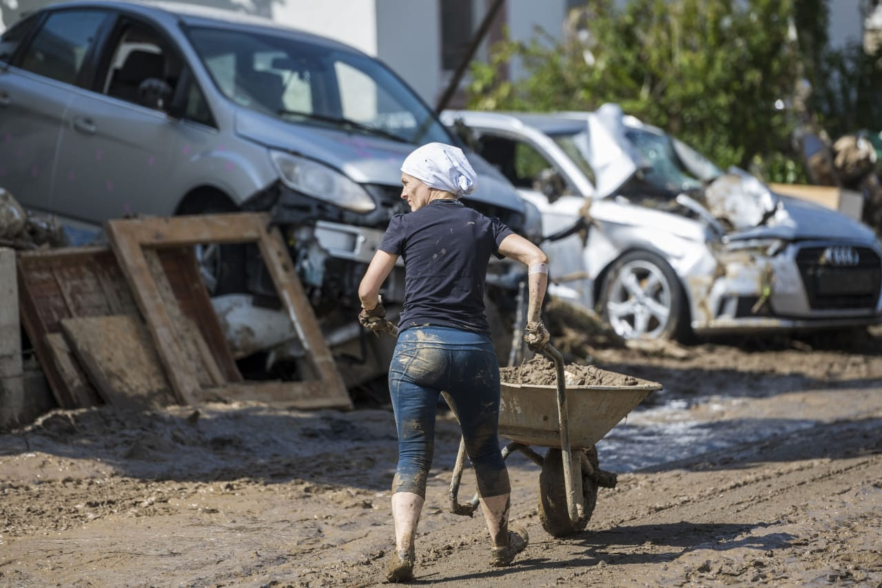 Eine Frau entfernt Schlamm in den Straßen
            von Bad Neuenahr im von der Flutkatastrophe besonders stark
            getroffenen Landkreis Ahrweiler (Rheinland-Pfalz)
