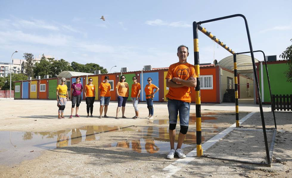 Juan Carlos Ponce, presidente del Ampa del colegio Ciutat de Cremona de Alaqus (Valencia), formado por barracones, con varias madres de alumnos.