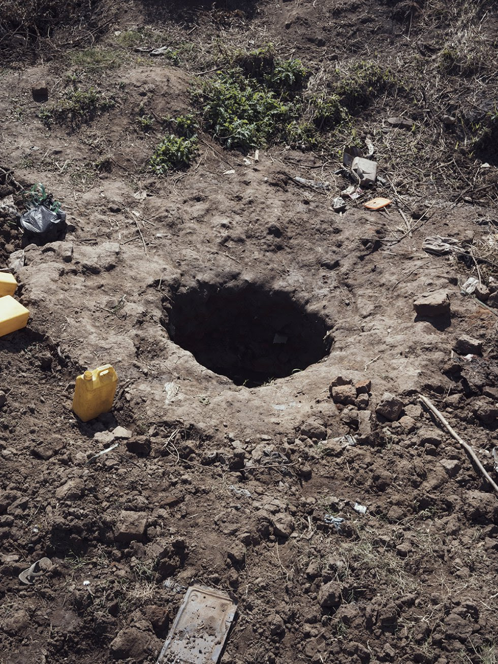 Los acuíferos de las aldeas están en riesgo de contaminación debido a la infiltración de materiales químicos desde las áreas de extracción. Un pozo de agua en el barrio de Nhantchere.