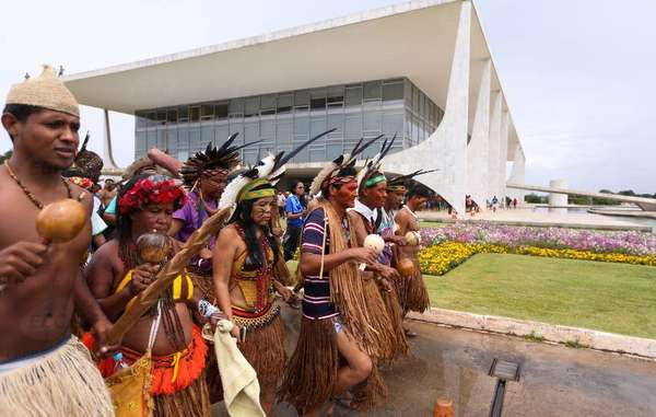 Proteste indigene contro i tagli al budget federale nella capitale Brasilia.