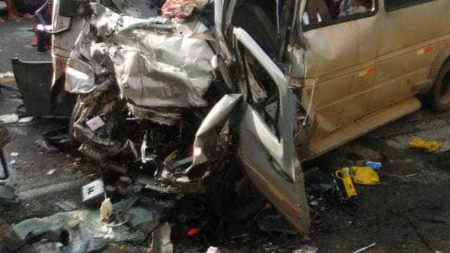 Sete pessoas morrem em colisão entre van com educadores e caminhão no PR