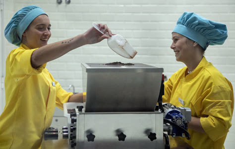 Dos empleadas en la fábrica del Museo del Chocolate.