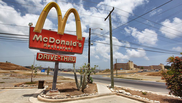 El local de McDonald’s en la avenida principal de la base de Guantánamo se estableció hace 35 años y es un calco a cualquier otro establecimiento en Estados Unidos. Vende un producto especial de pollo para satisfacer la demanda de los numerosos contratistas filipinos que trabajan en la base.
