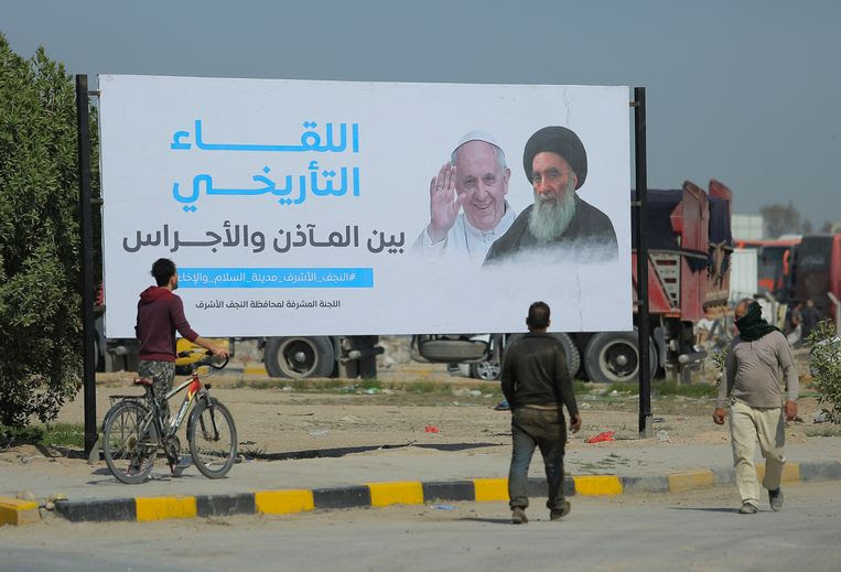Een billboard kondigt de komst van paus Franciscus naar Najaf aan. Beeld AP