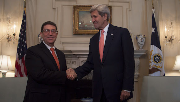 El Canciller cubano Bruno Rodríguez Parrilla y John Kerry, Secretario de Estado. Foto: Ismael Francisco/ Cubadebate