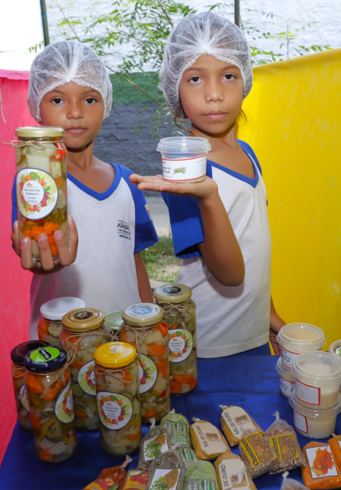 Na barraca “Armazém Saudável”, as alunas do 1º ano da Escola Municipal Gentil Ferreira Brito, Angélica Oliveira Silva e Tauane Reis.